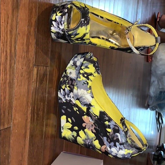 Open Toe Wedges w/ Strap 9M - Picture 2 of 4